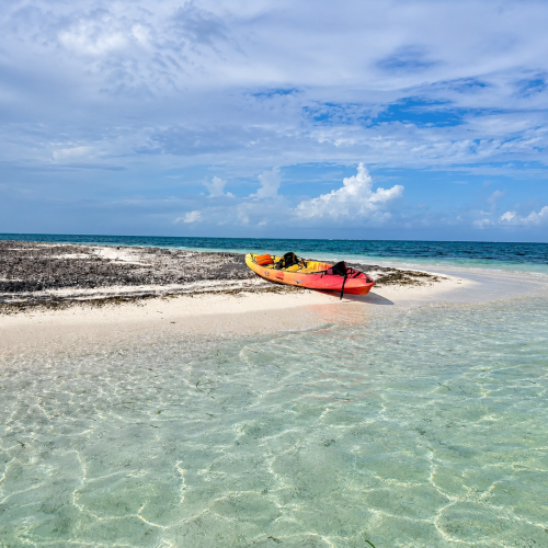 Kayak sur un banc de sable aux eaux turquoise en Guadeloupe